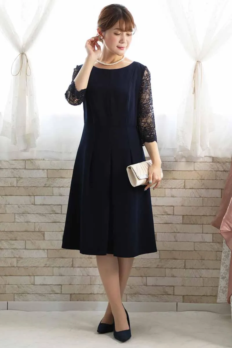 ネイビーのレーススリーブドレス