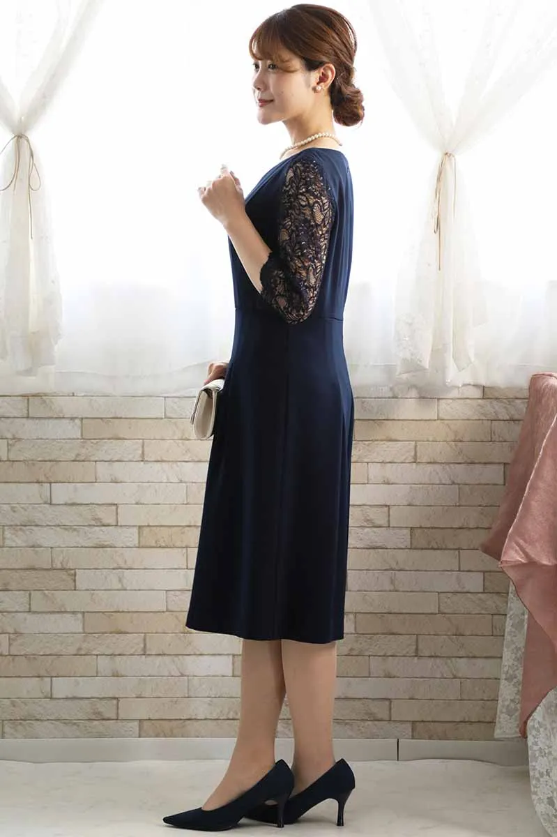 ネイビーのレーススリーブドレス