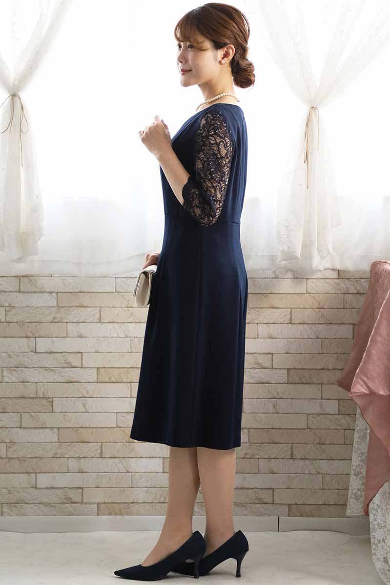 ネイビーのレーススリーブドレス