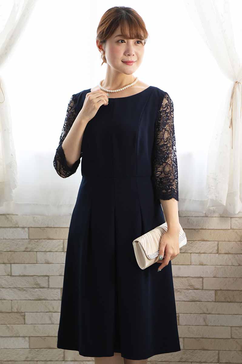 ネイビーのレーススリーブドレス