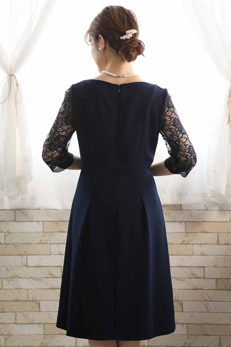 ネイビーのレーススリーブドレス