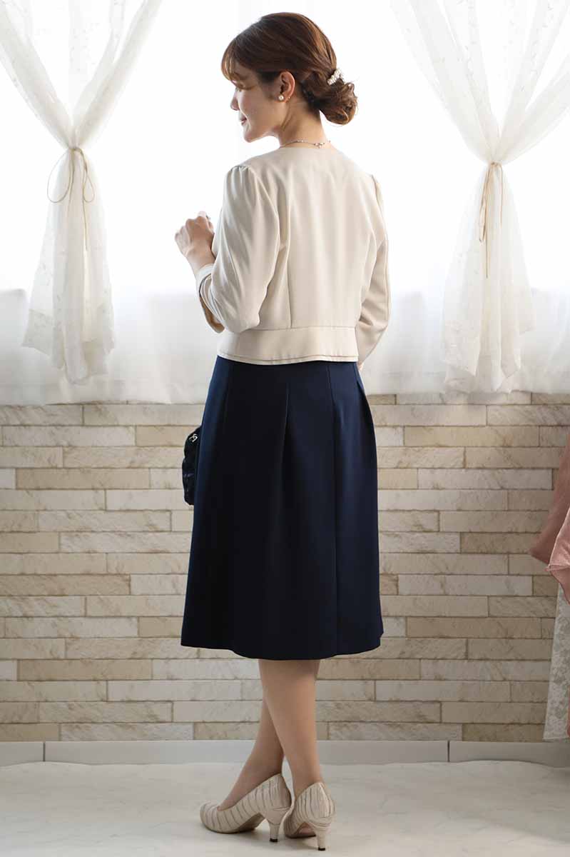 ネイビーのレーススリーブドレス