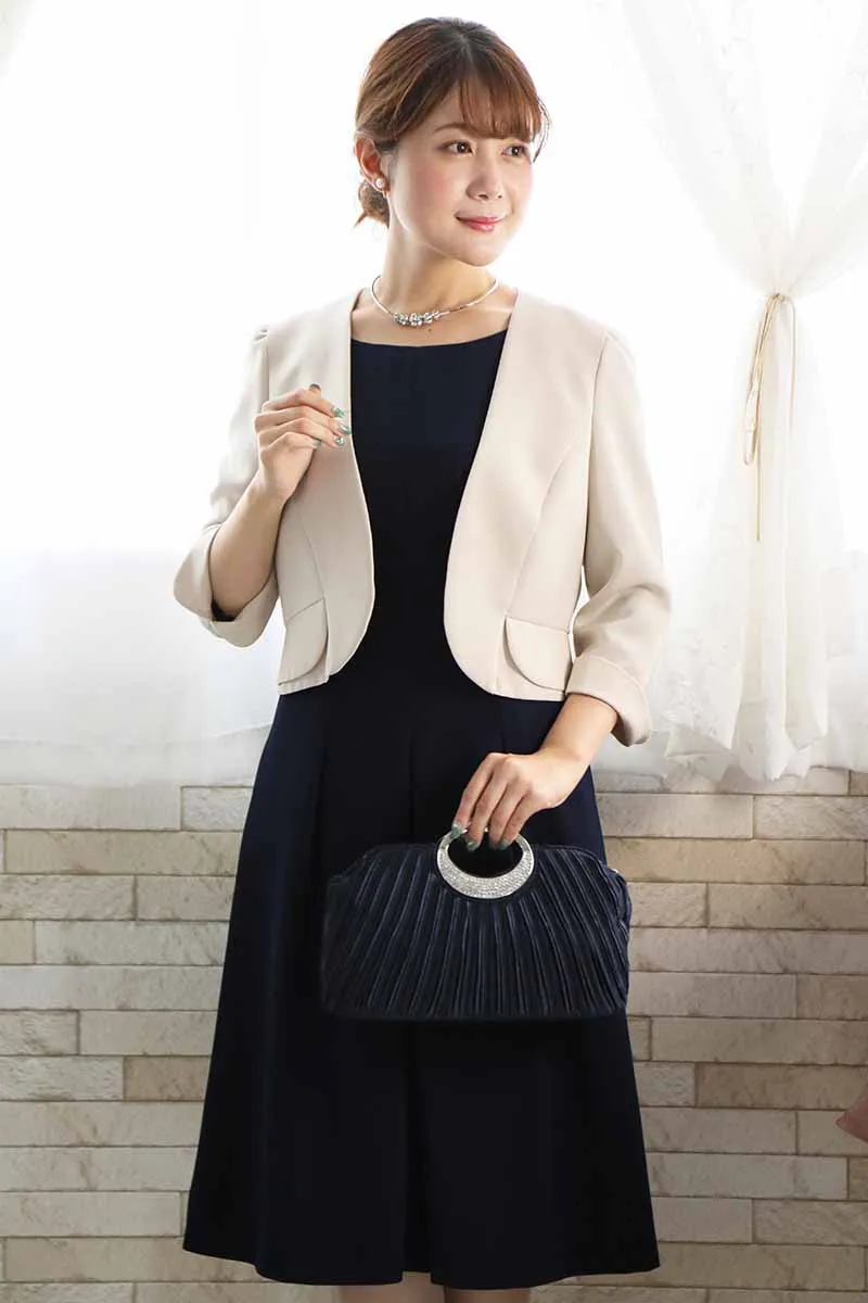 ネイビーのレーススリーブドレス