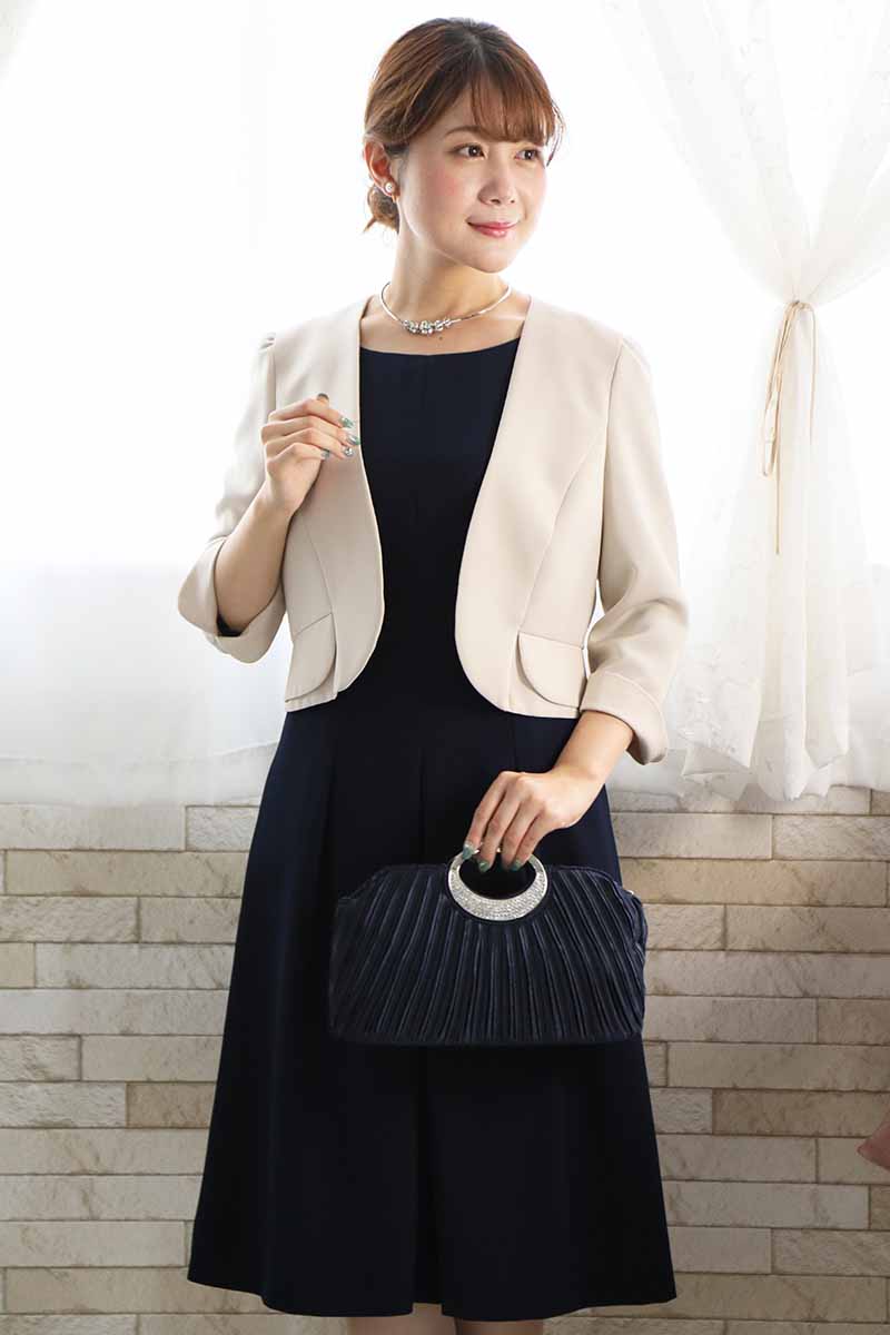 ネイビーのレーススリーブドレス