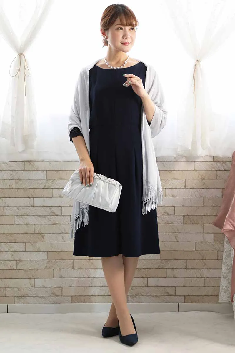 ネイビーのレーススリーブドレス