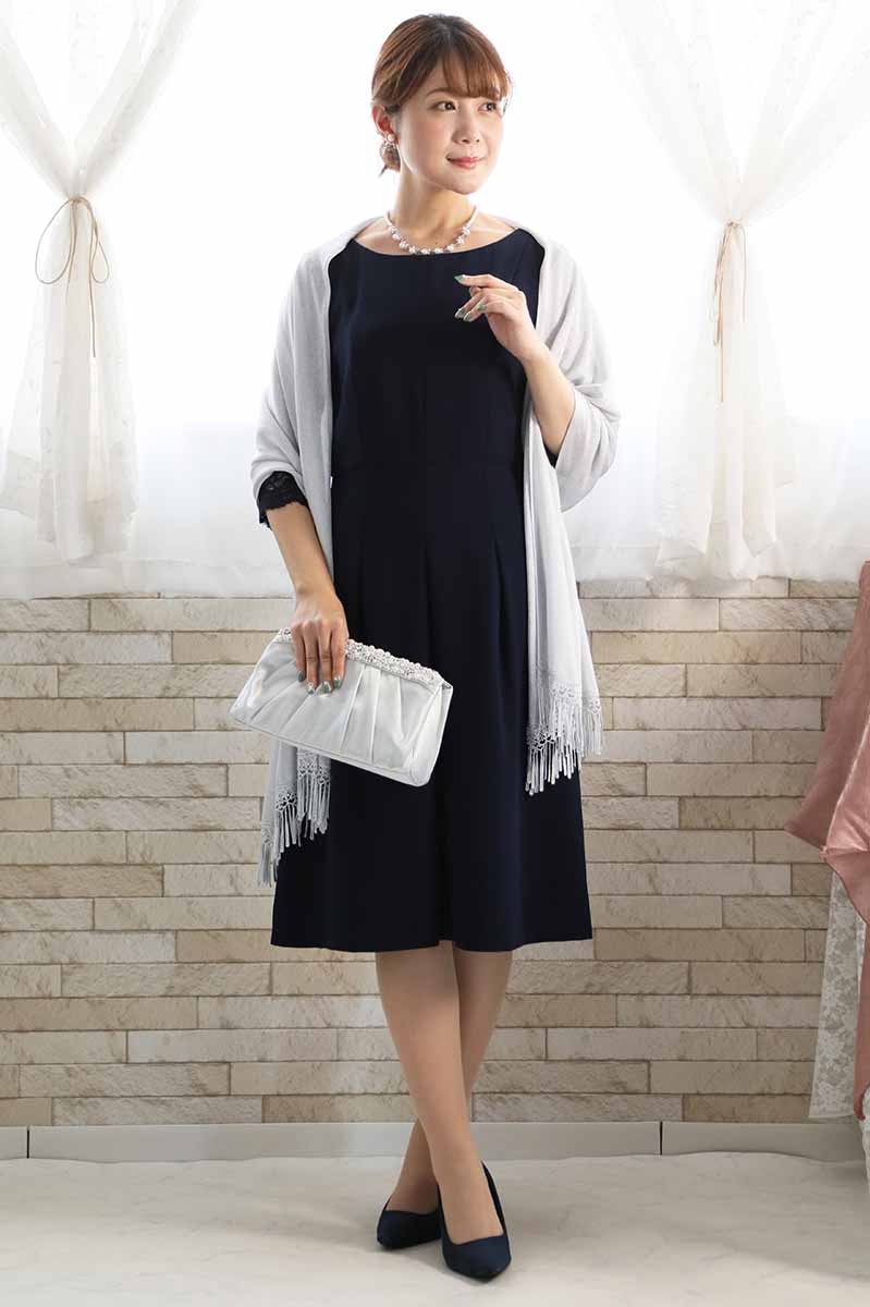 ネイビーのレーススリーブドレス