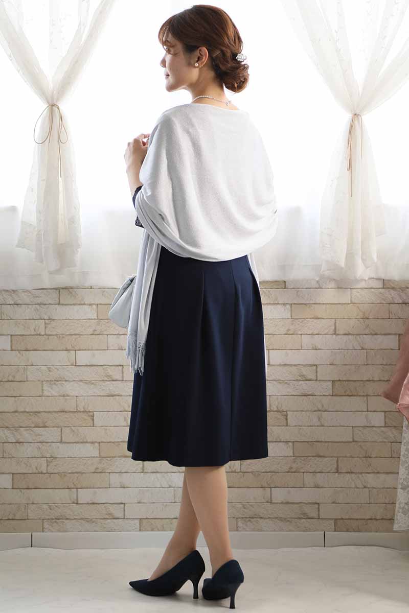 ネイビーのレーススリーブドレス