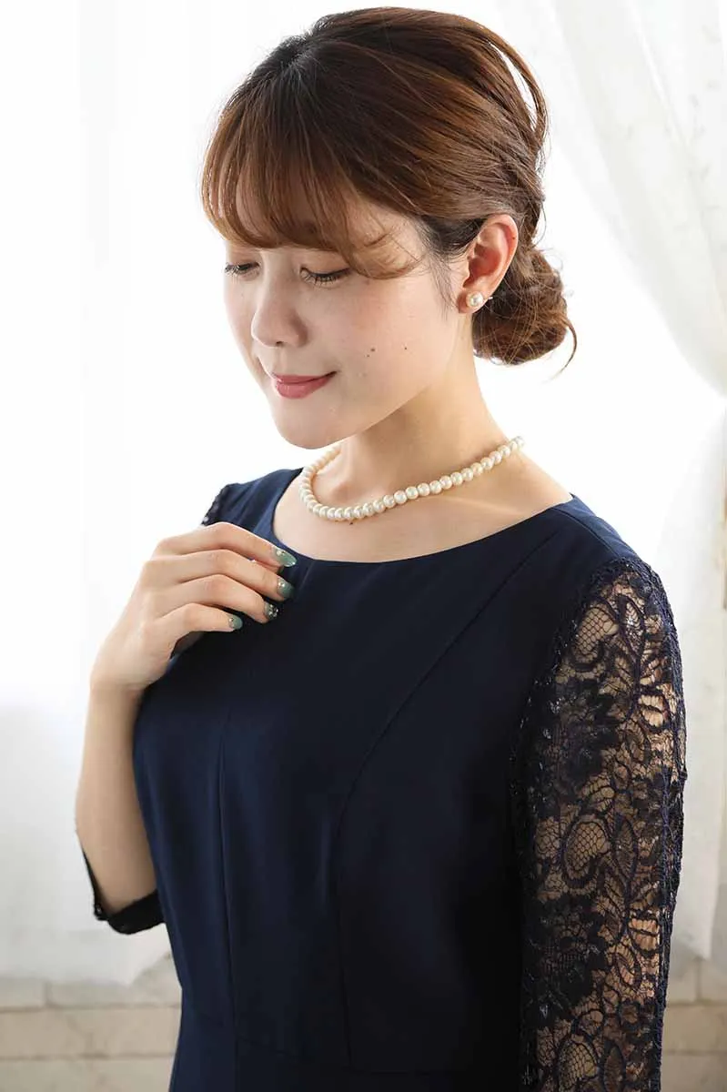 ネイビーのレーススリーブドレス