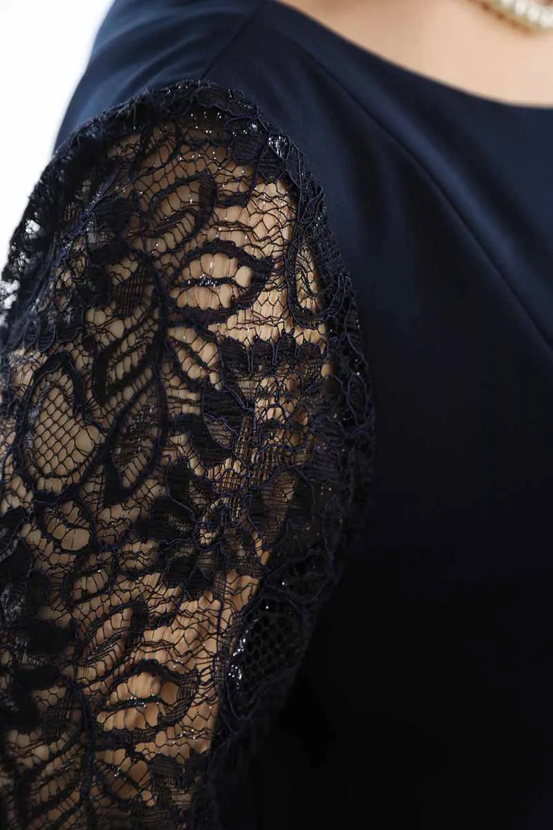 ネイビーのレーススリーブドレス