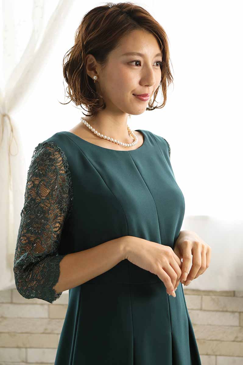 グリーンのレーススリーブドレス