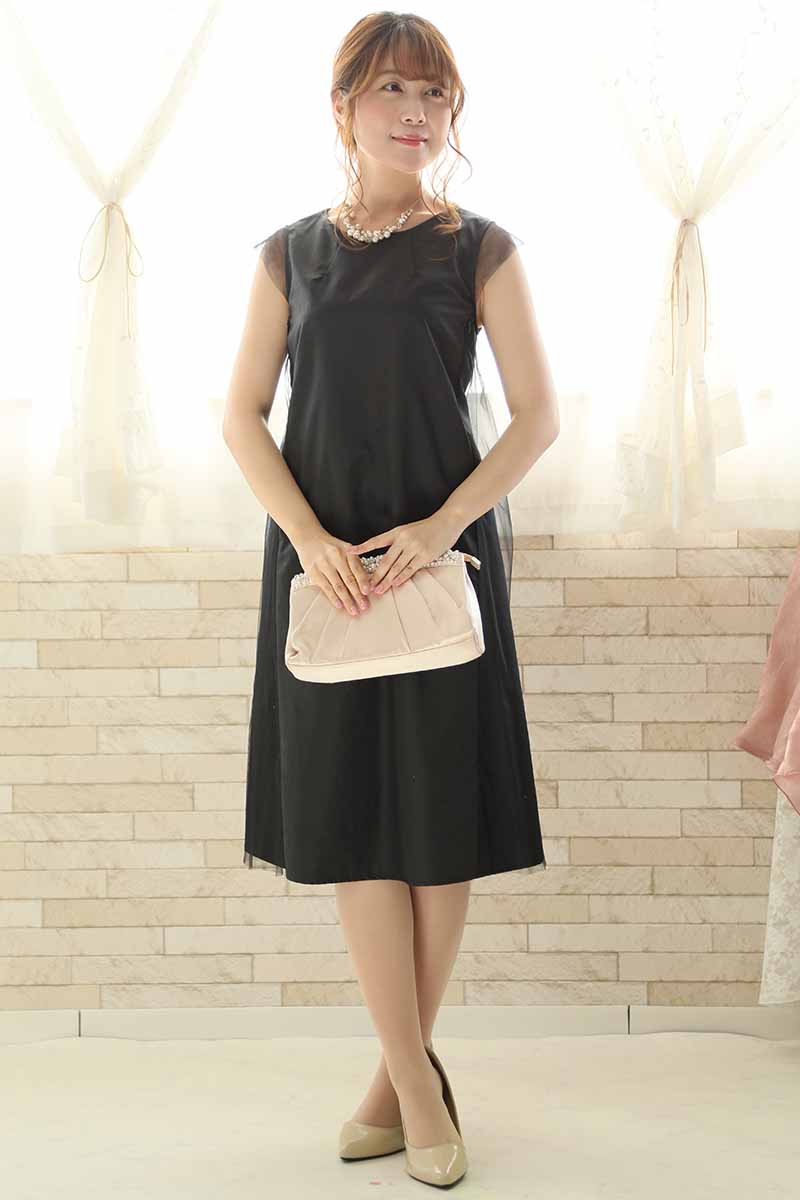 ブラックのバックリボン付きチュールドレス