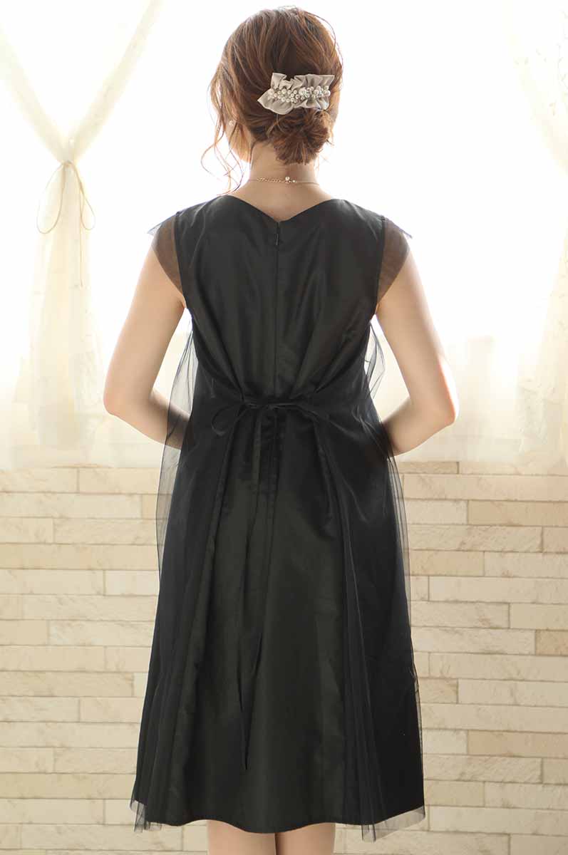 ブラックのバックリボン付きチュールドレス