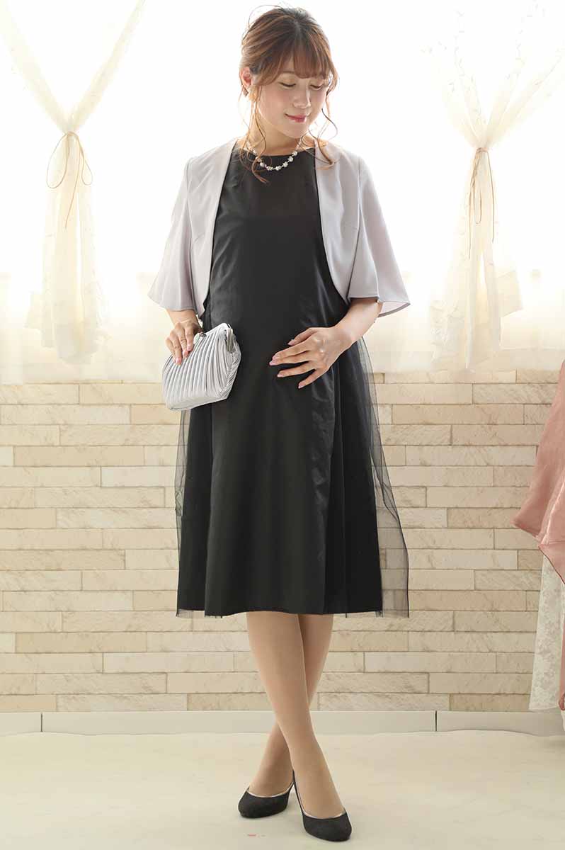 ブラックのバックリボン付きチュールドレス