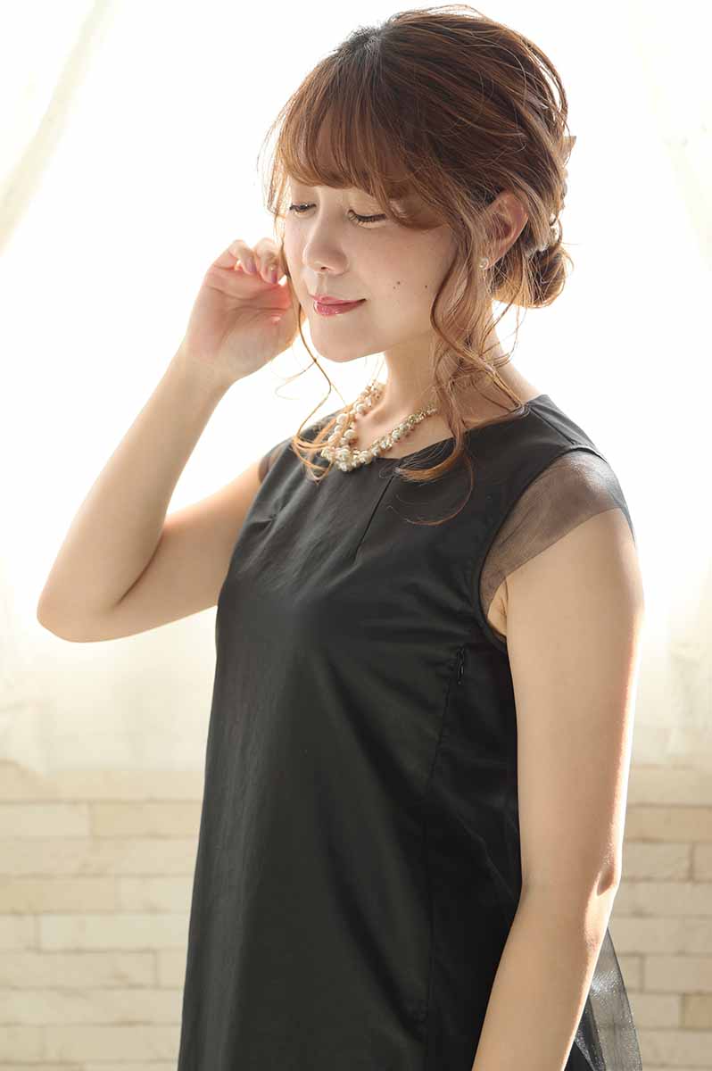 ブラックのバックリボン付きチュールドレス