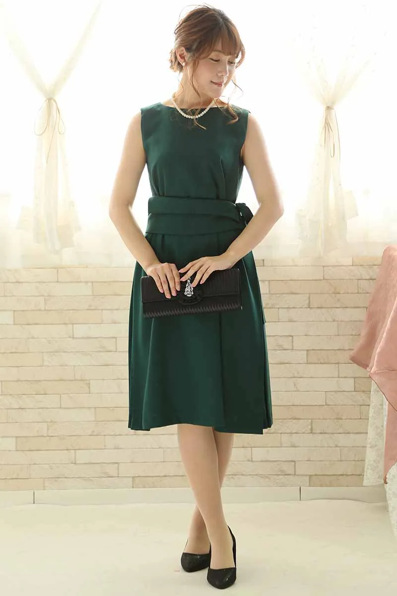 グリーンのウエストリボンサイドレースドレス