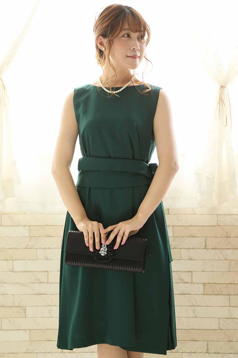 グリーンのウエストリボンサイドレースドレス