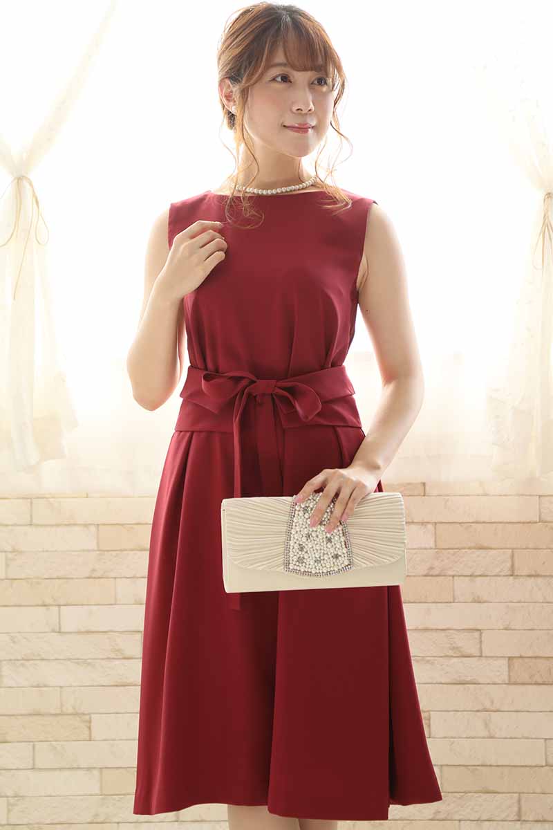 レッドのサイドスリット入りウエストリボン付きドレス