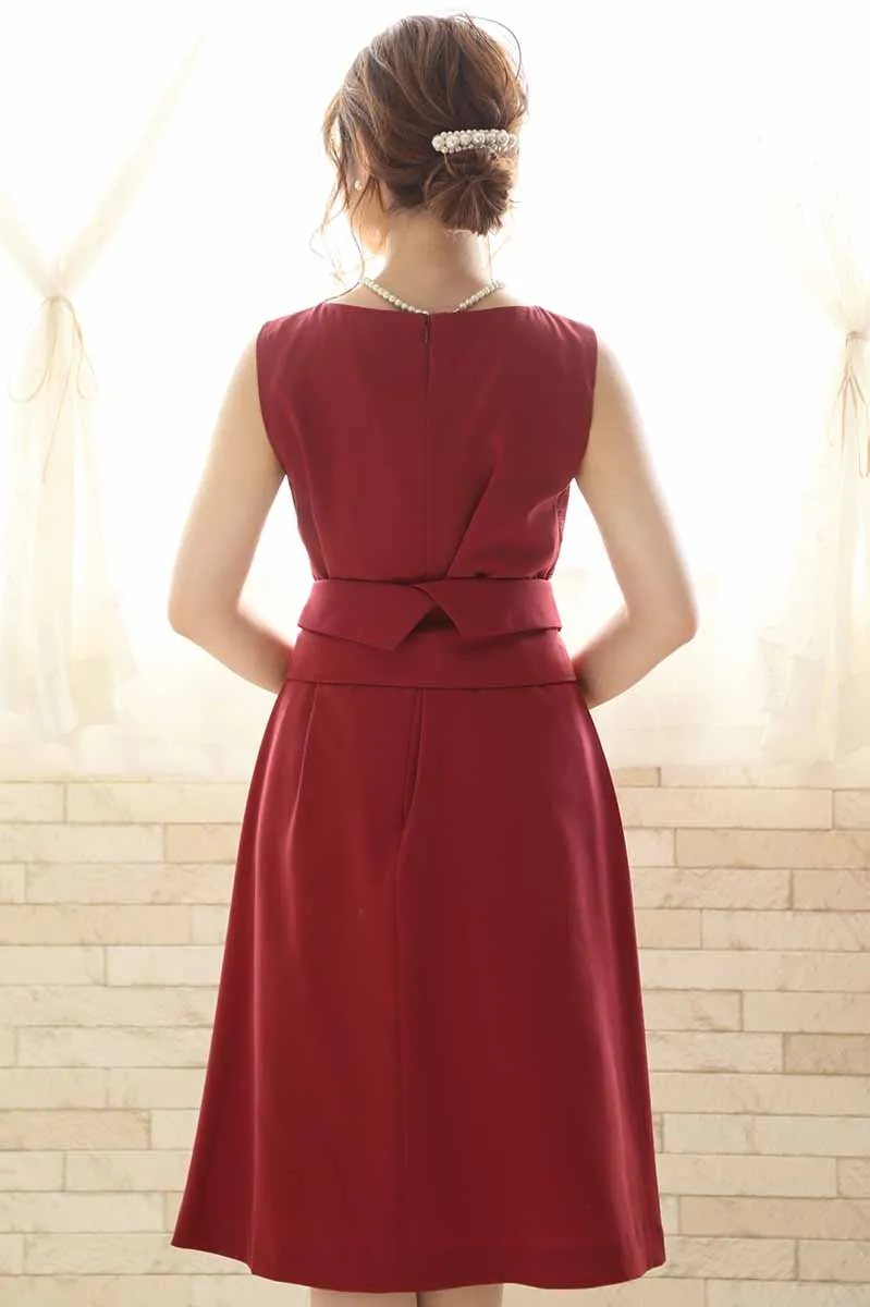 レッドのサイドスリット入りウエストリボン付きドレス