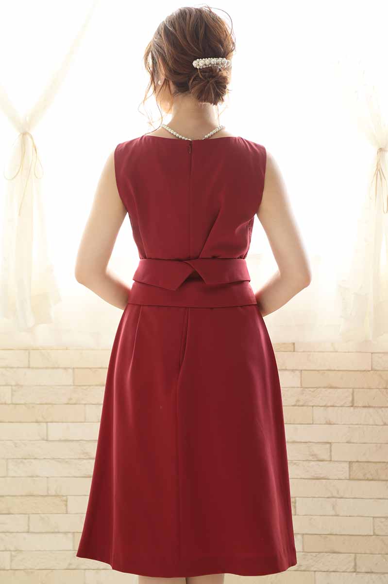 レッドのサイドスリット入りウエストリボン付きドレス