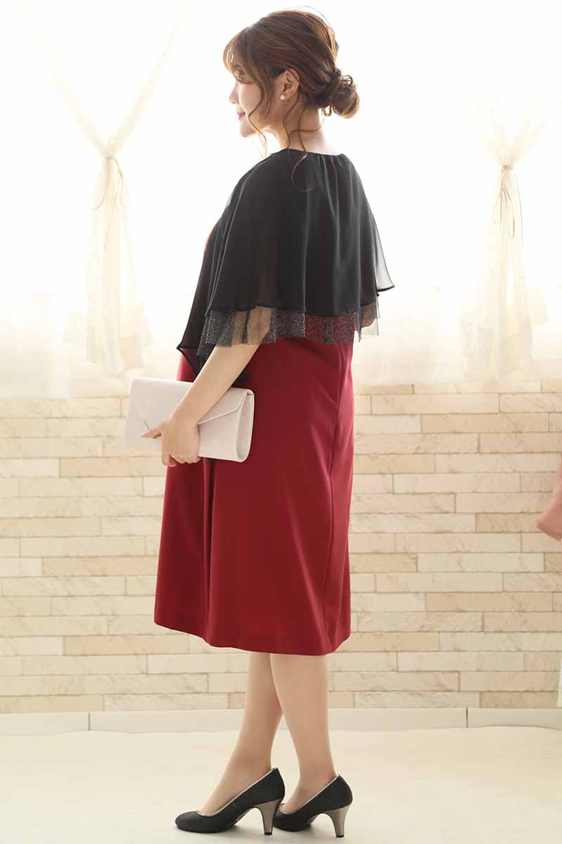 レッドのサイドスリット入りウエストリボン付きドレス