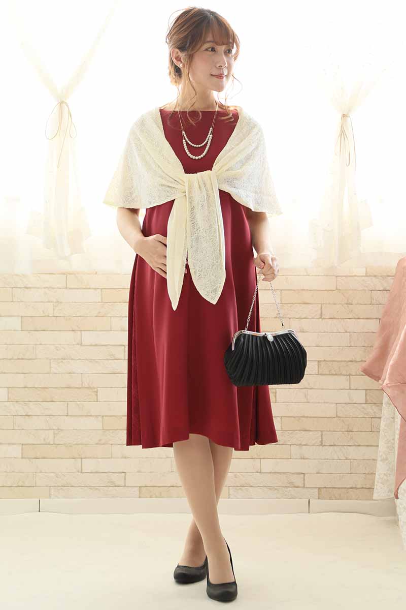 レッドのサイドスリット入りウエストリボン付きドレス