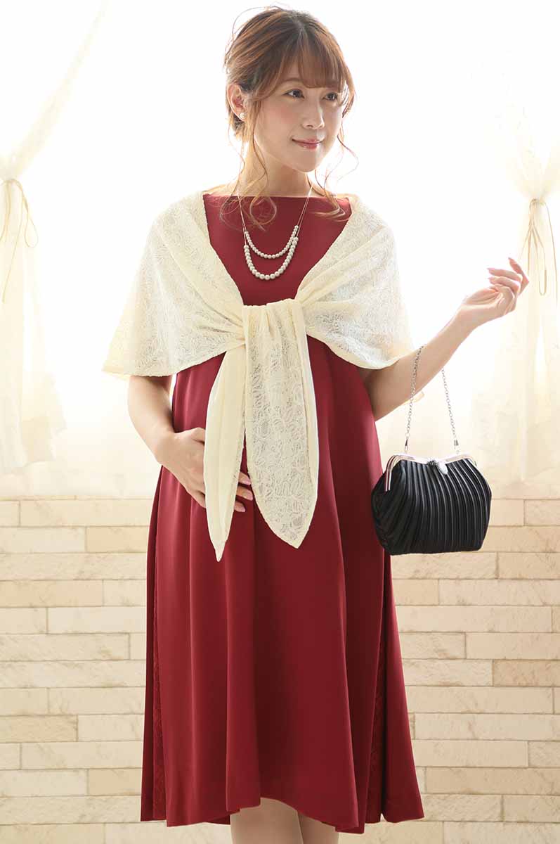 レッドのサイドスリット入りウエストリボン付きドレス