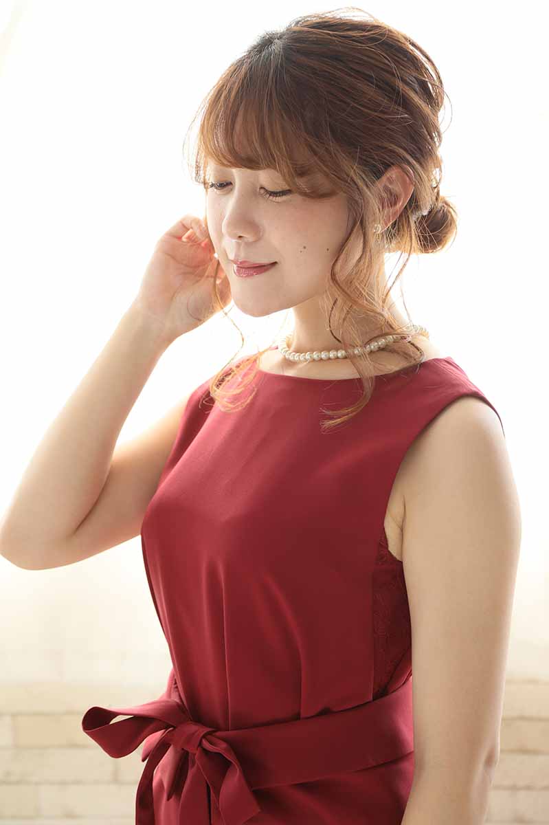 レッドのサイドスリット入りウエストリボン付きドレス