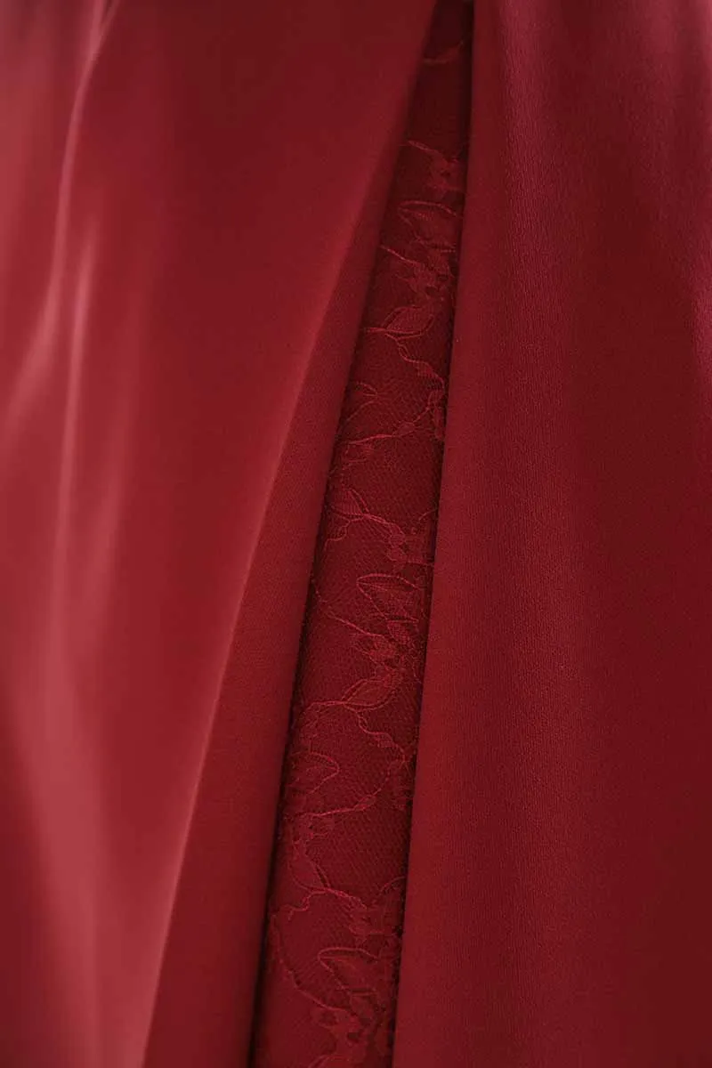 レッドのサイドスリット入りウエストリボン付きドレス