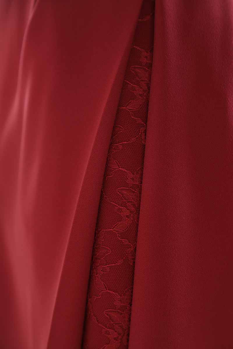 レッドのサイドスリット入りウエストリボン付きドレス