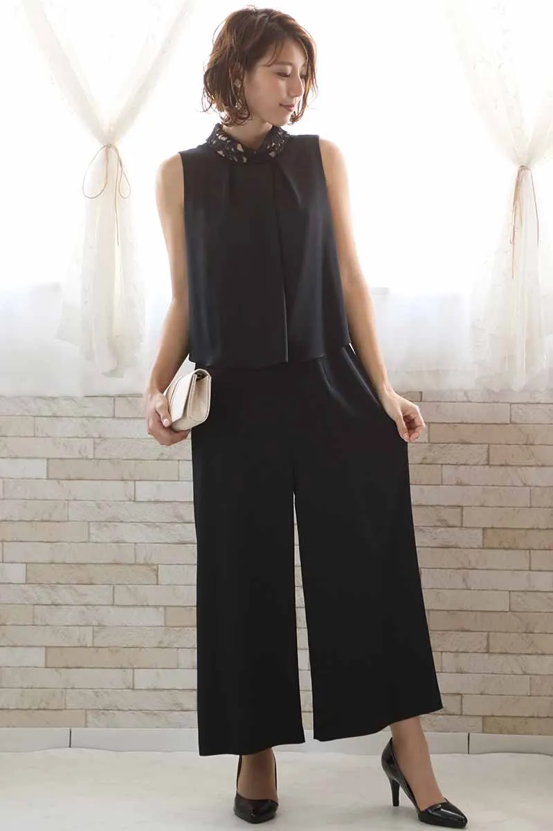 ブラックのノータックパンツドレス