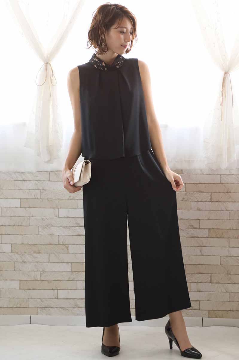 ブラックのノータックパンツドレス