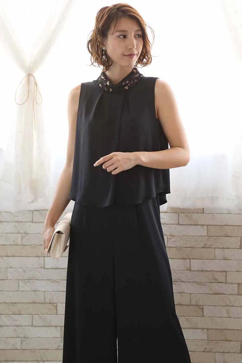 ブラックのノータックパンツドレス