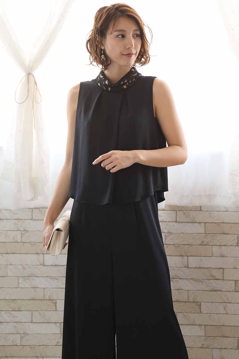 ブラックのノータックパンツドレス