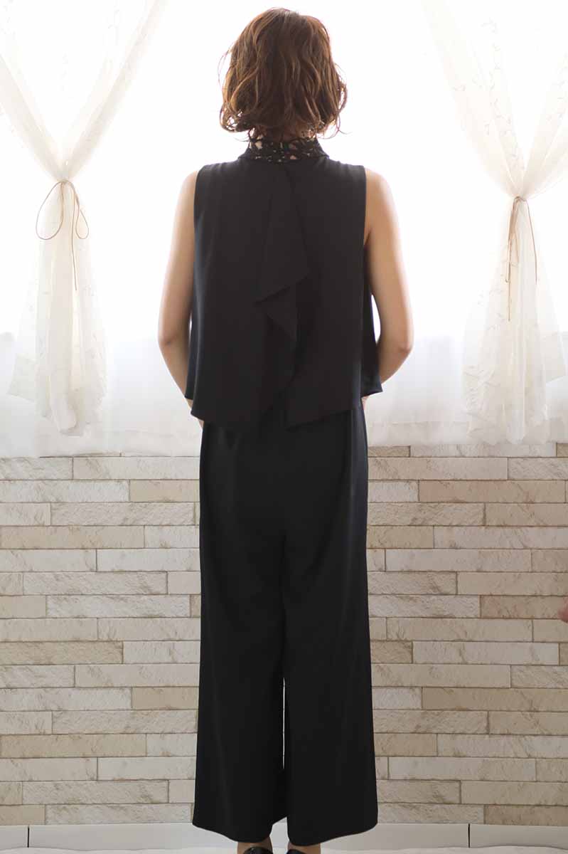 ブラックのノータックパンツドレス