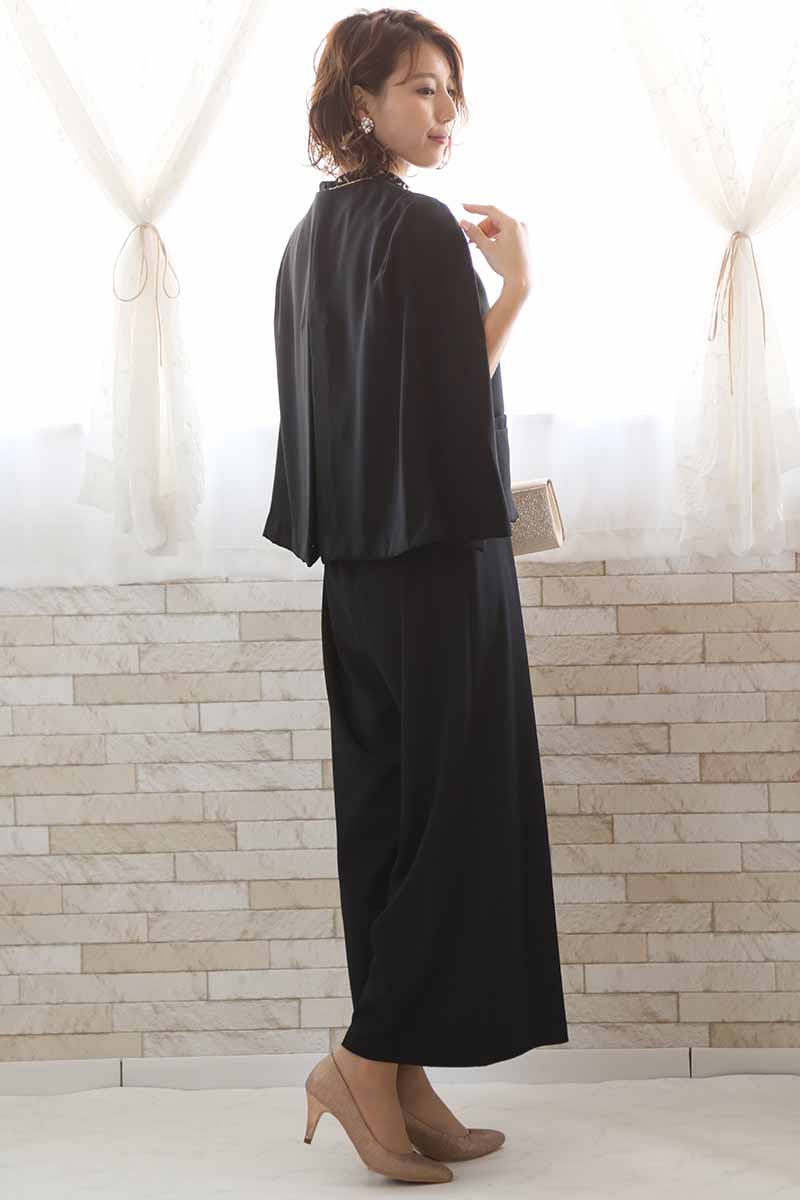 ブラックのノータックパンツドレス