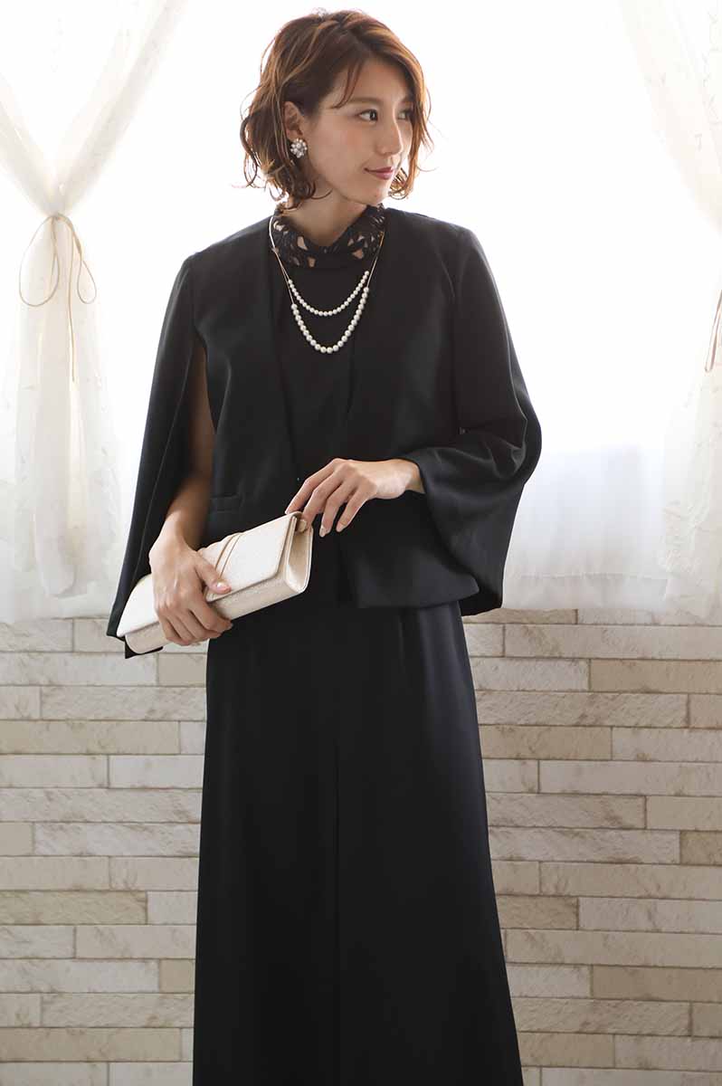 ブラックのノータックパンツドレス