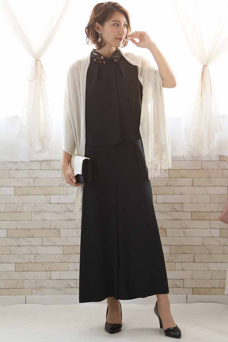 ブラックのノータックパンツドレス