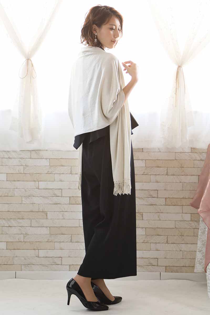 ブラックのノータックパンツドレス