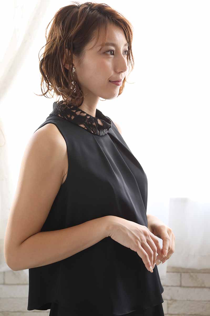 ブラックのノータックパンツドレス