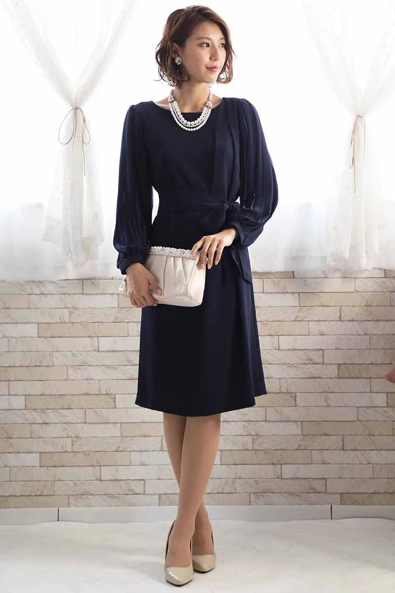 ネイビーのプリーツスリーブドレス