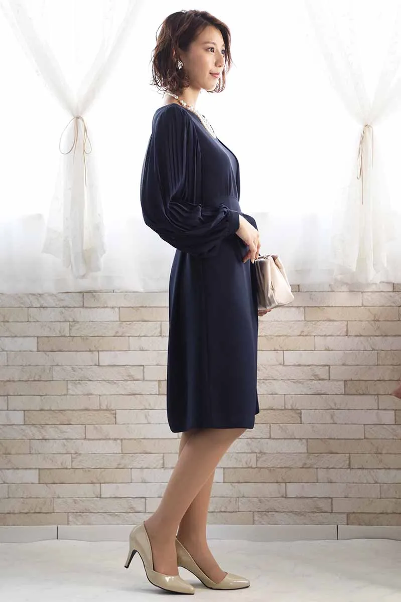 ネイビーのプリーツスリーブドレス