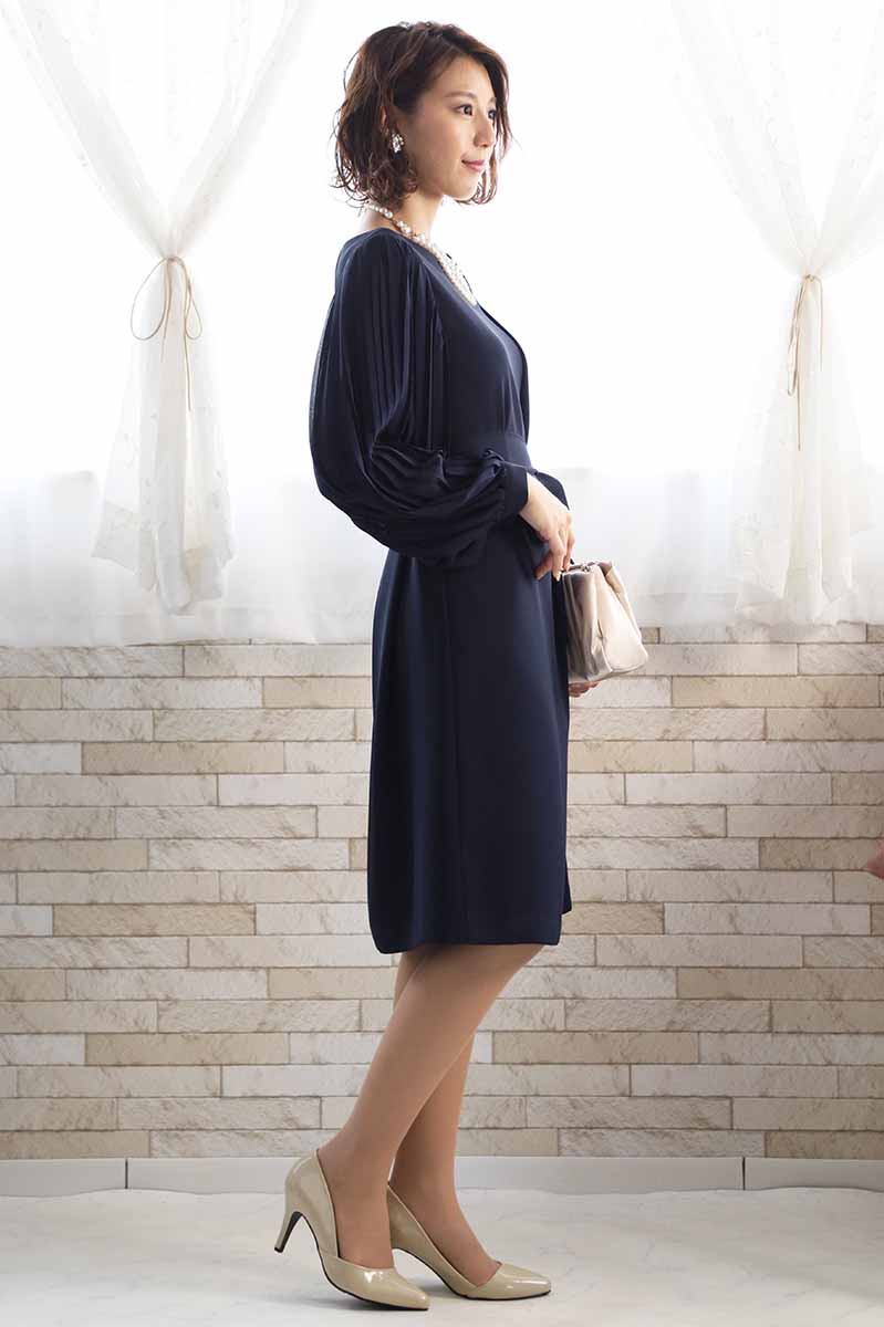 ネイビーのプリーツスリーブドレス