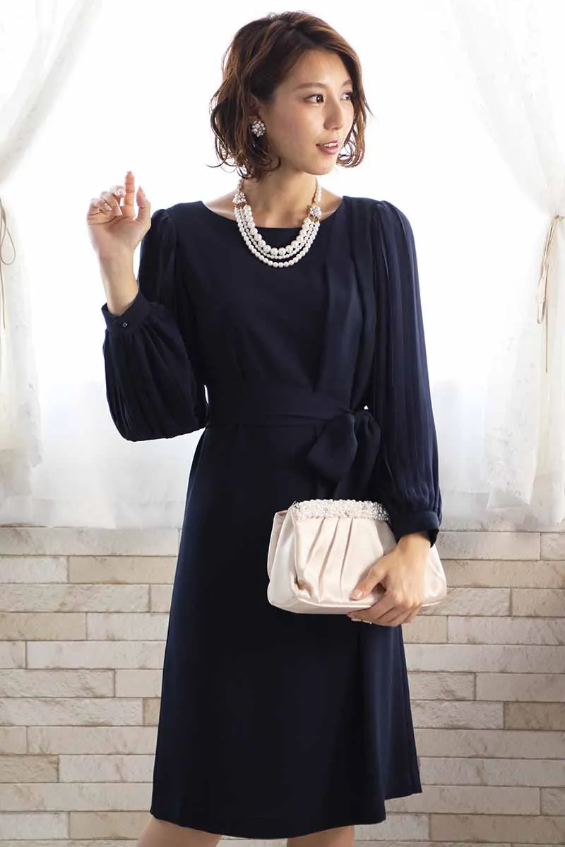 ネイビーのプリーツスリーブドレス
