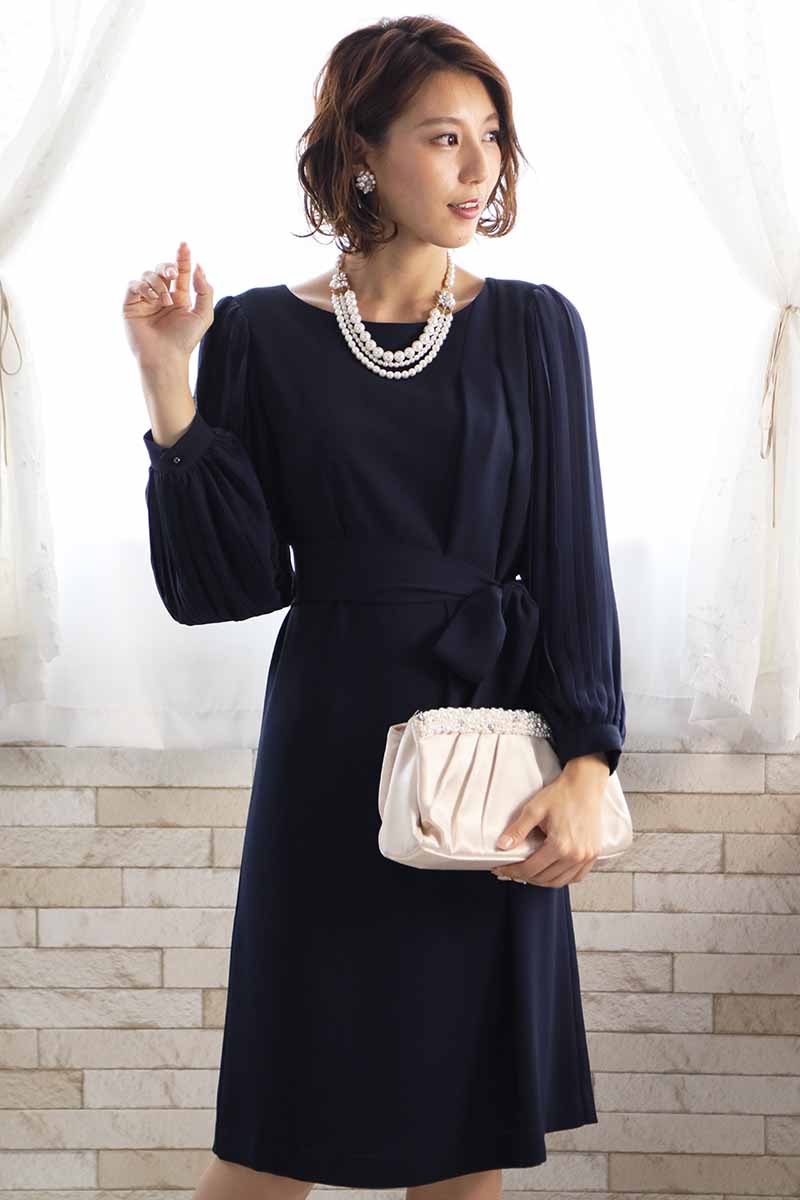 ネイビーのプリーツスリーブドレス