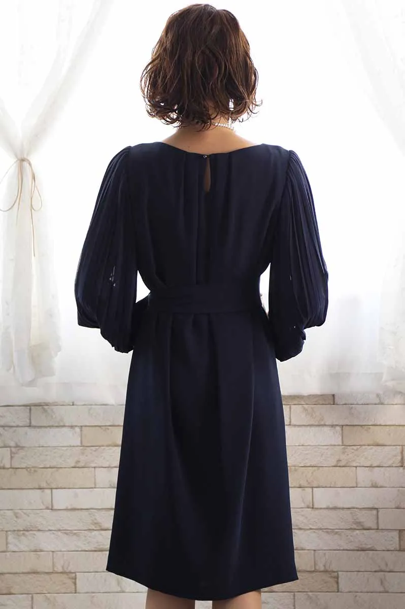 ネイビーのプリーツスリーブドレス