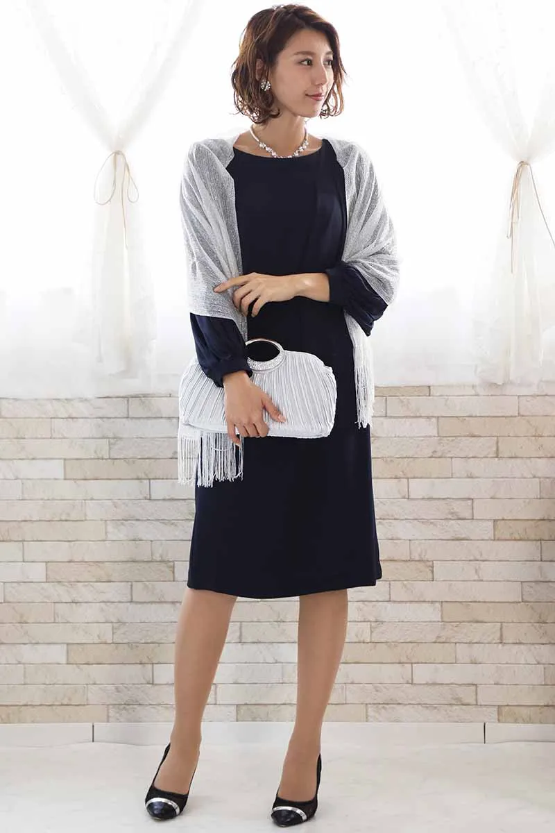 ネイビーのプリーツスリーブドレス