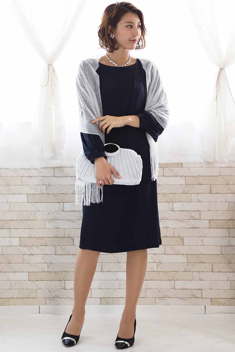 ネイビーのプリーツスリーブドレス