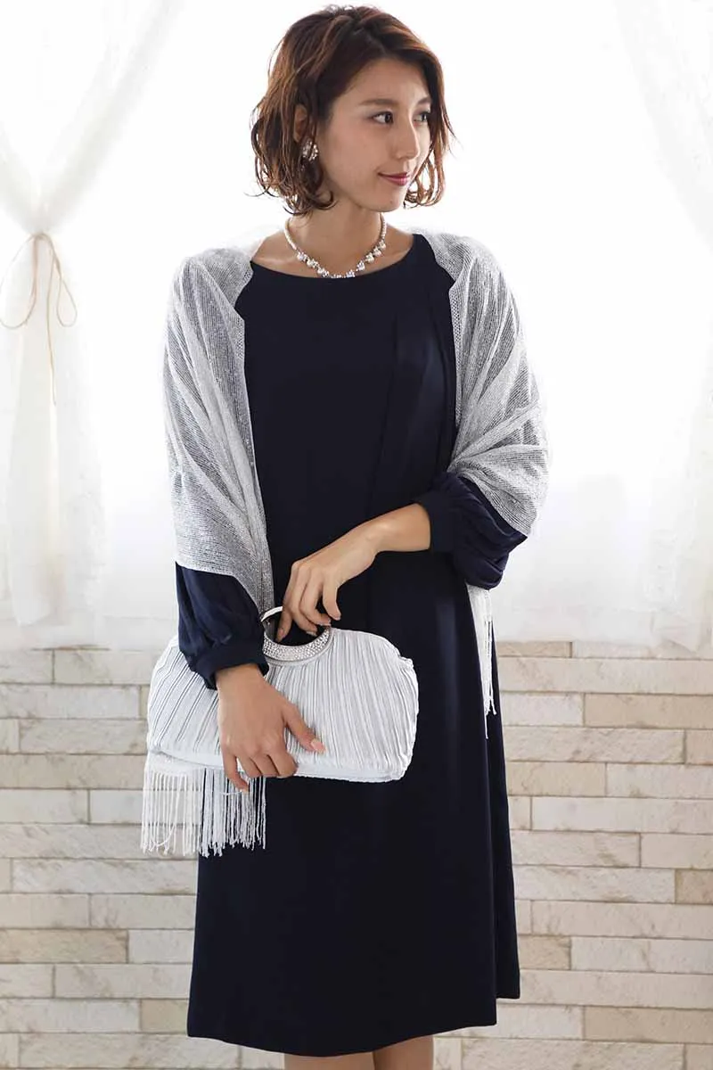 ネイビーのプリーツスリーブドレス