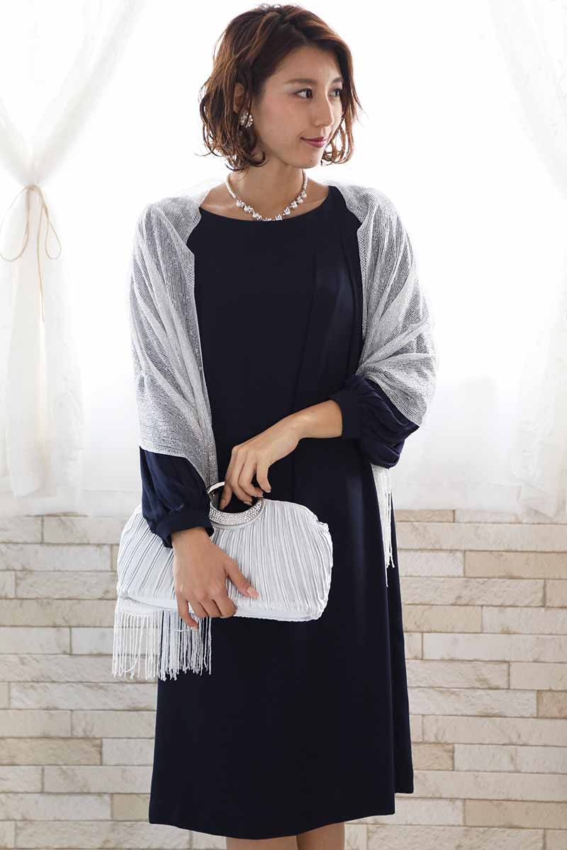 ネイビーのプリーツスリーブドレス