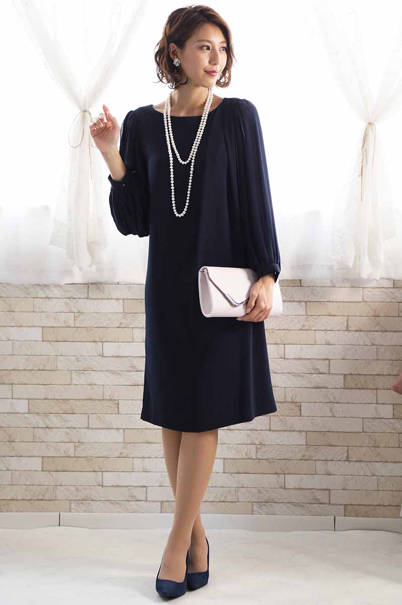 ネイビーのプリーツスリーブドレス
